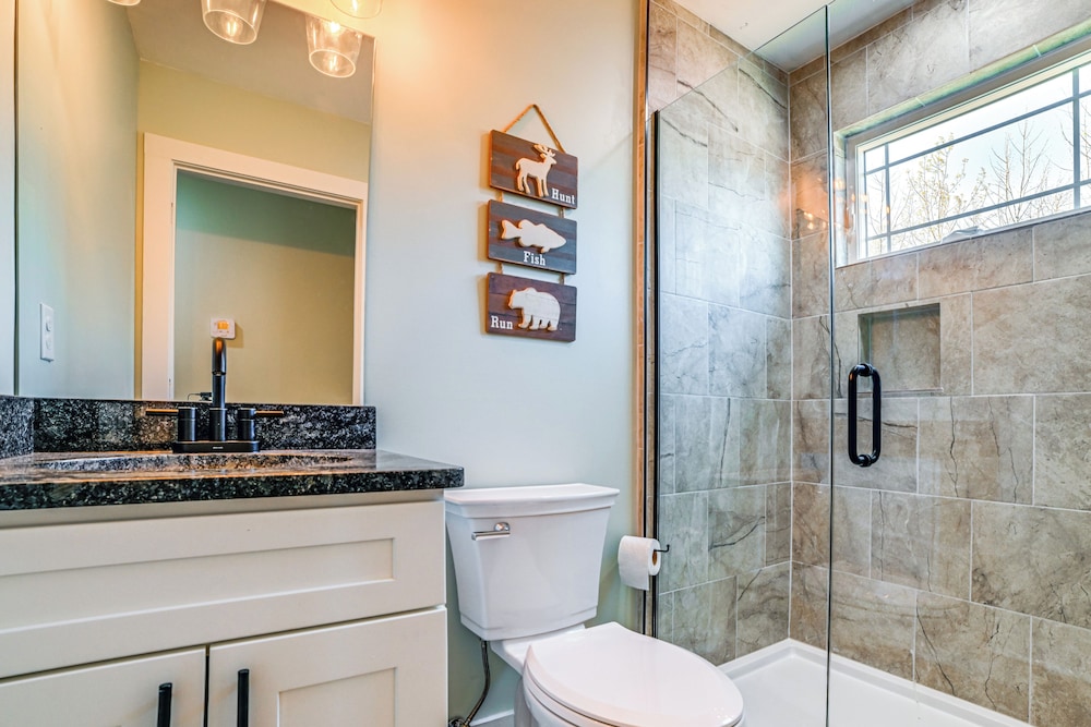 4 Mi to Lake Barkley: Pet-friendly Home w/ Hot Tub