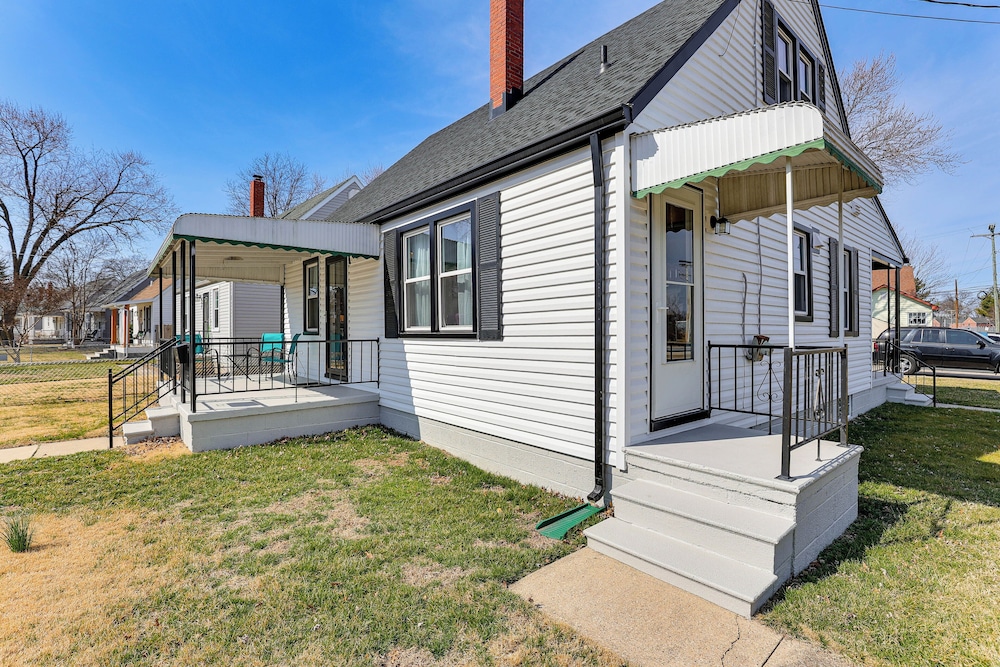 13 Mi to Downtown Baltimore: Quiet Home w/ Porch