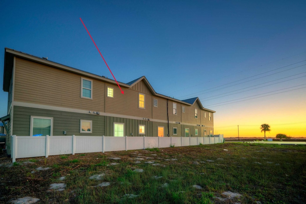 Ridley Retreat Community Pool, Mins to the Beach Corpus Christi + Port A
