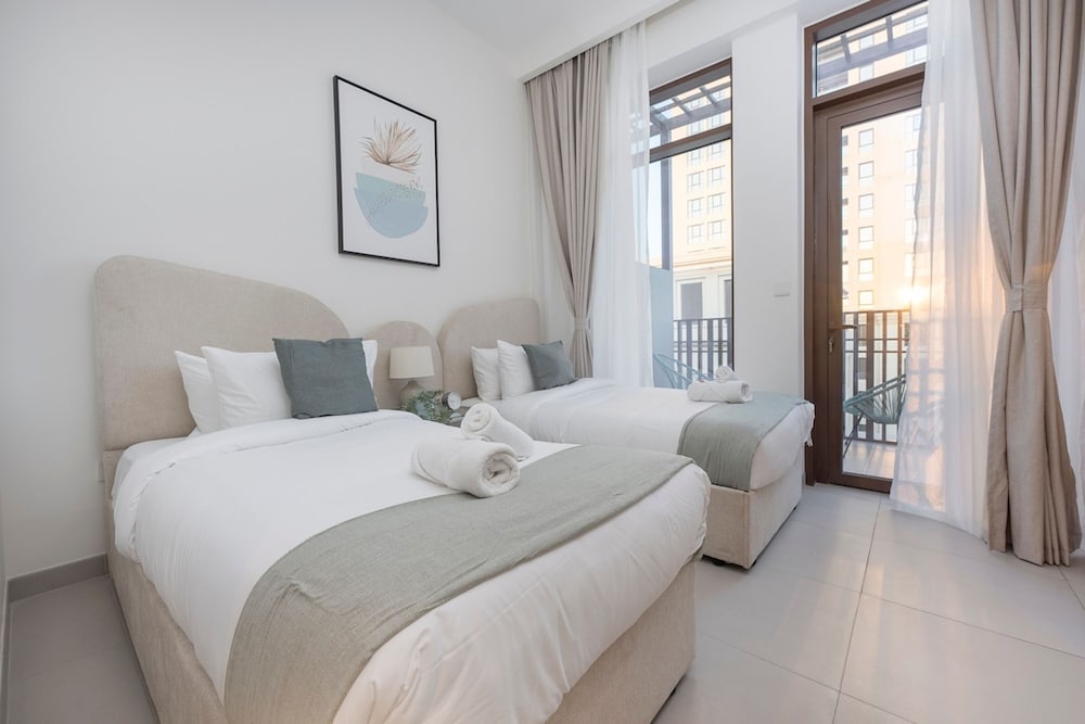 Peaceful 4-bedroom Bright Kitchen Space in Dubai Creek Harbour