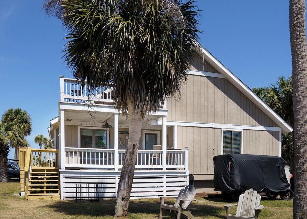 Charming 3-bed, 2-bath Home With Wonderful Views of the Golf Course