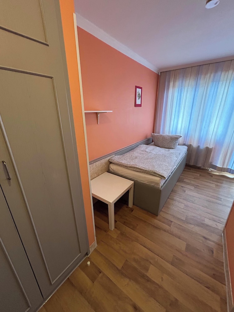 2-Rent Group Hostel Rooms AUB162
