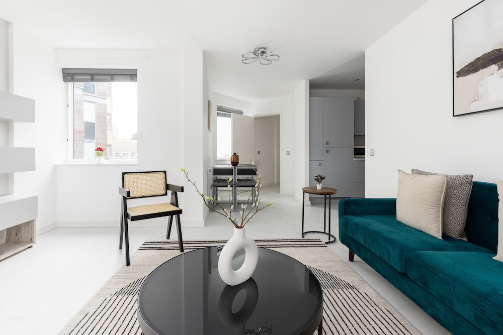 Luminous 2 Bed Balcony Flat in Islington