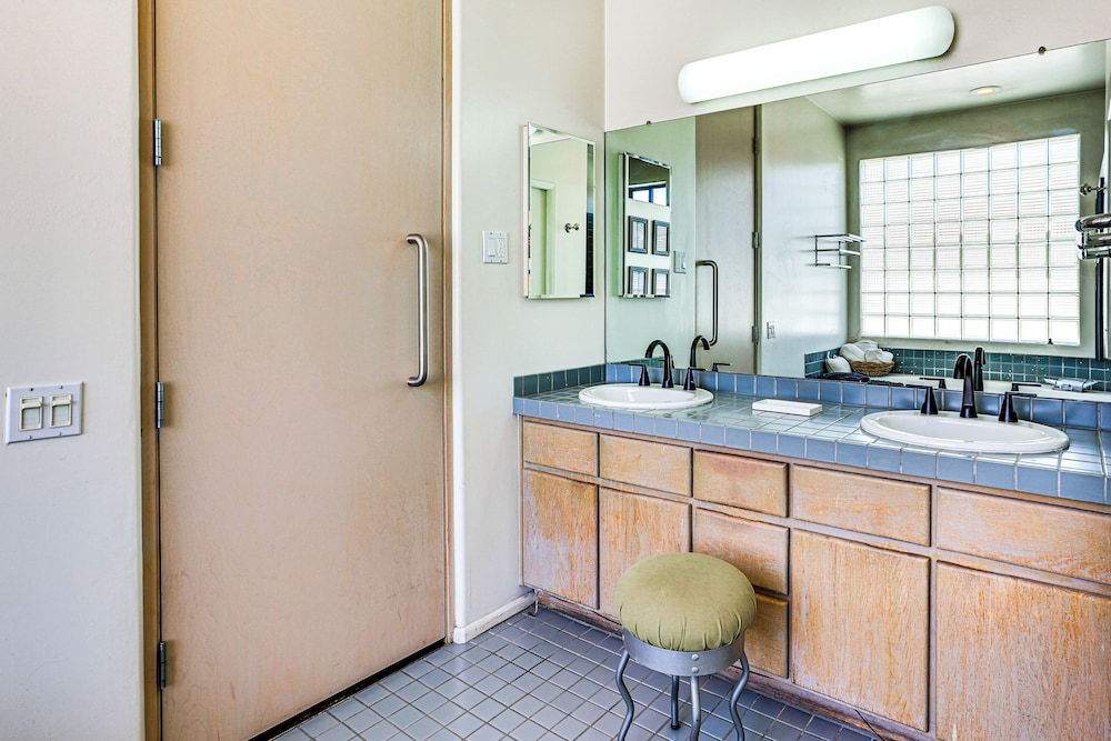 Dog Friendly! Modernist Oasis in North Scottsdale