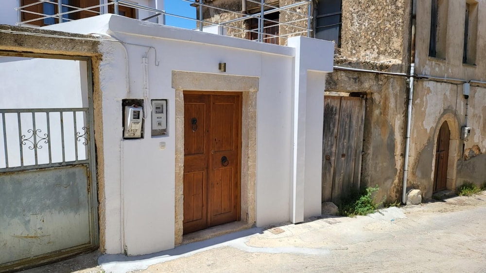 Minoa 1890a Charming Guesthouse in Crete view 2
