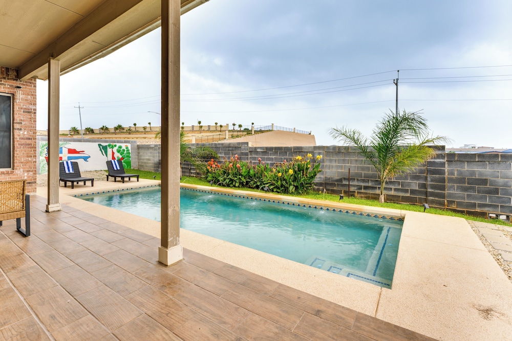 7 Mi to Lake Casa Blanca: Laredo Family Home!
