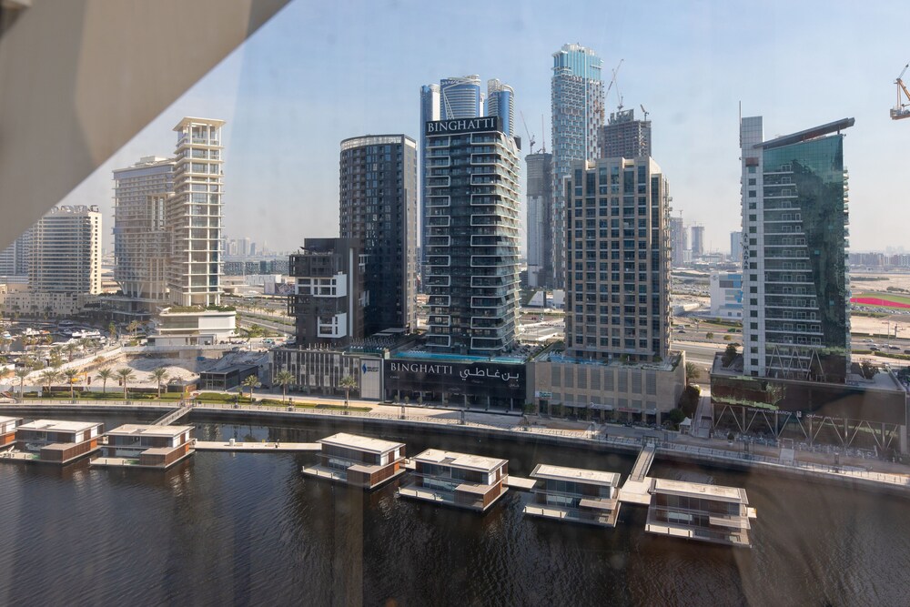 SIMPLY COMFORT Urban Chic Suites in J One Tower City & Canal Views