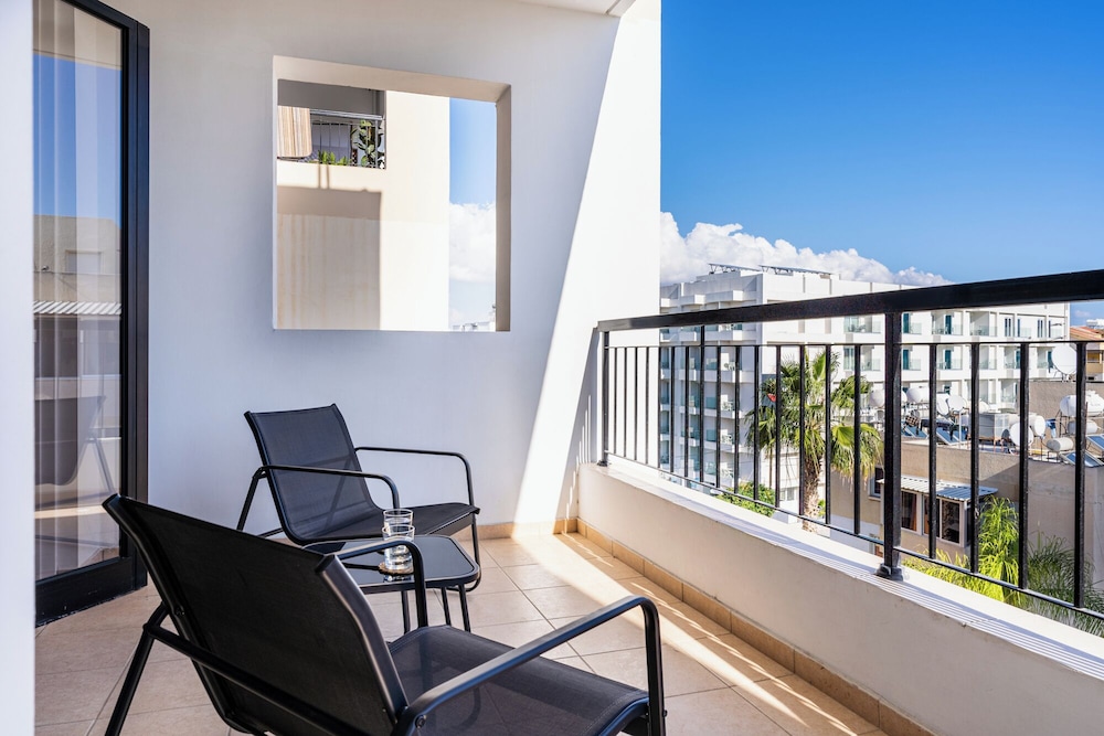 Averna - Breezy 2-BR Apt. in Larnaca