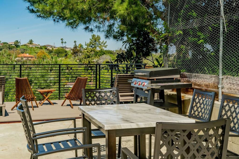 Monterey Park Retreat Spectacular Views Comfort
