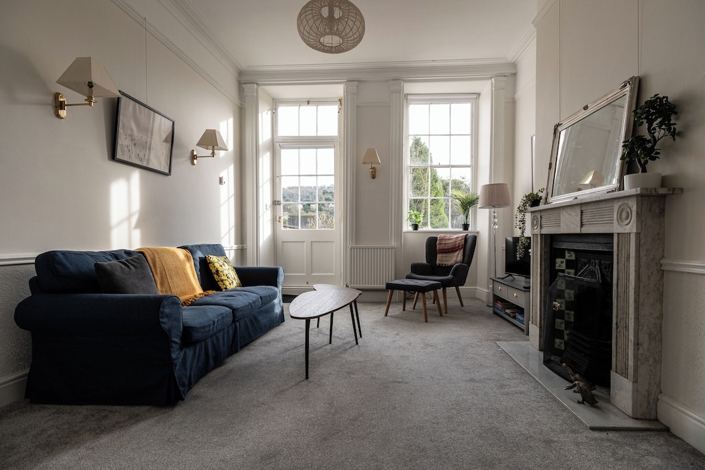 Garden Flat Apartment in Grosvenor Place