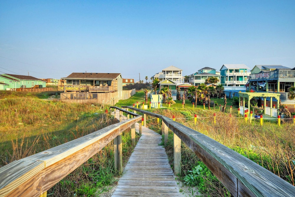 Sleeps 24 2 Homes w/ Beach Boardwalk Access & Deck Views Steps to the Beach