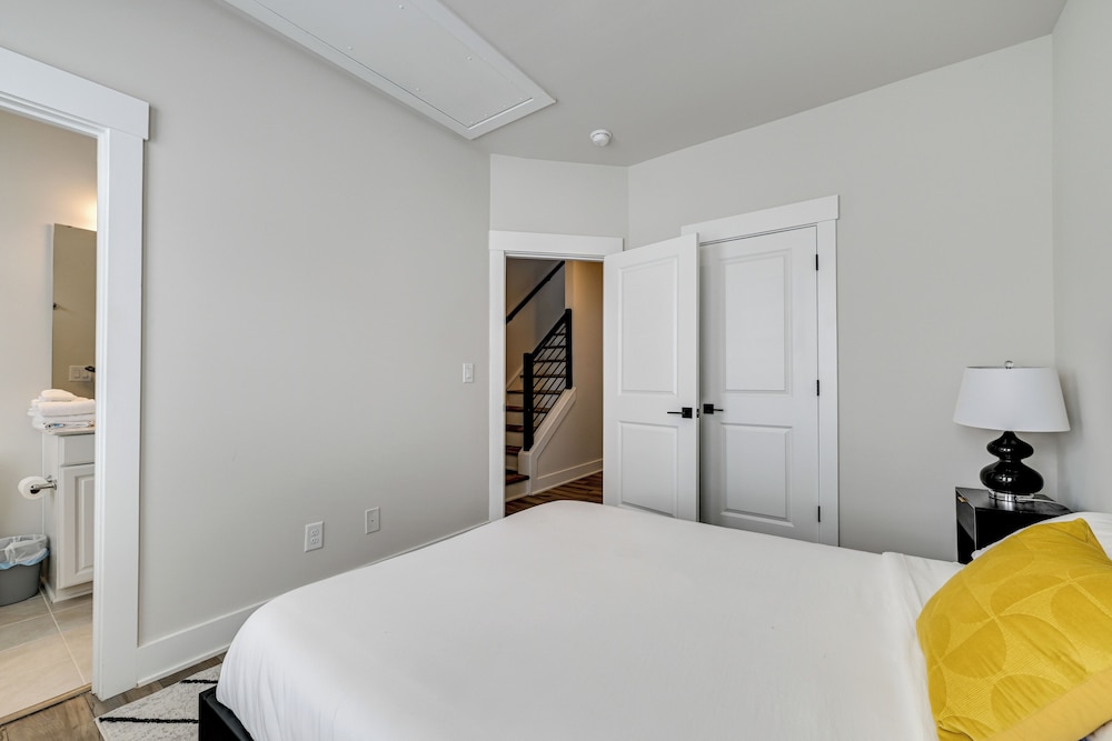 2 Mi to Uptown Charlotte: Family Townhome!