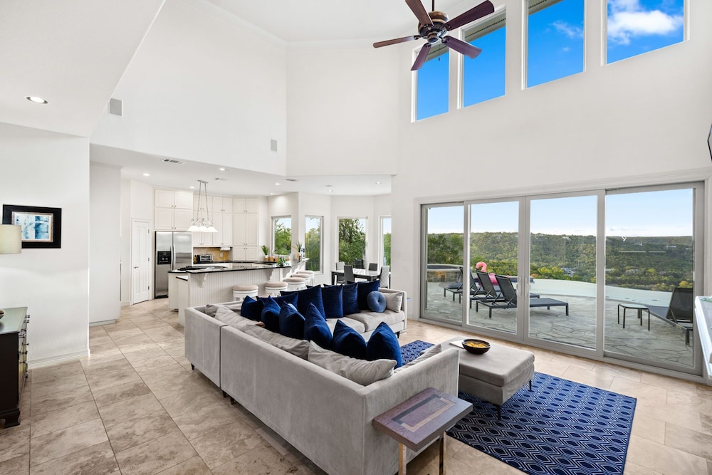 Hillside Infinity Pool Retreat - Image 3