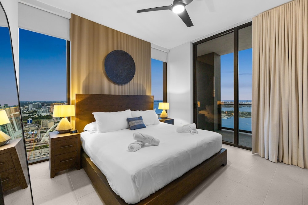Lux Studio W City Views and Pool