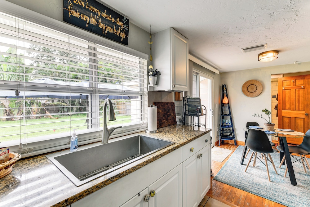< 3 Mi to Dtwn: Pet-friendly Sarasota Stay w/ Yard