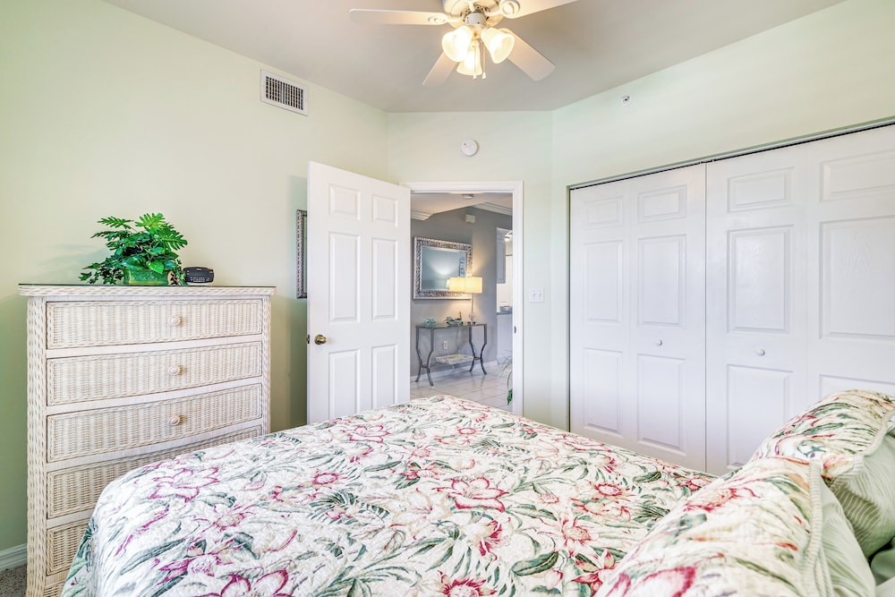 Sleek Naples Condo w/ Balcony: Snowbirds Welcome!
