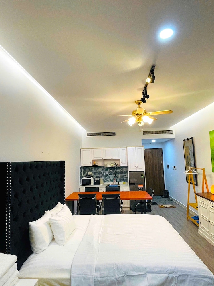 Diamond Suite Golden King