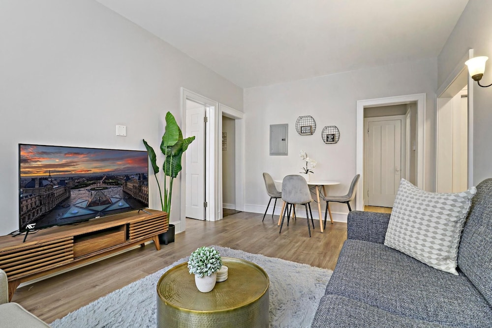 Spacious 2BR Near Dining - Touhy 1S photo 3