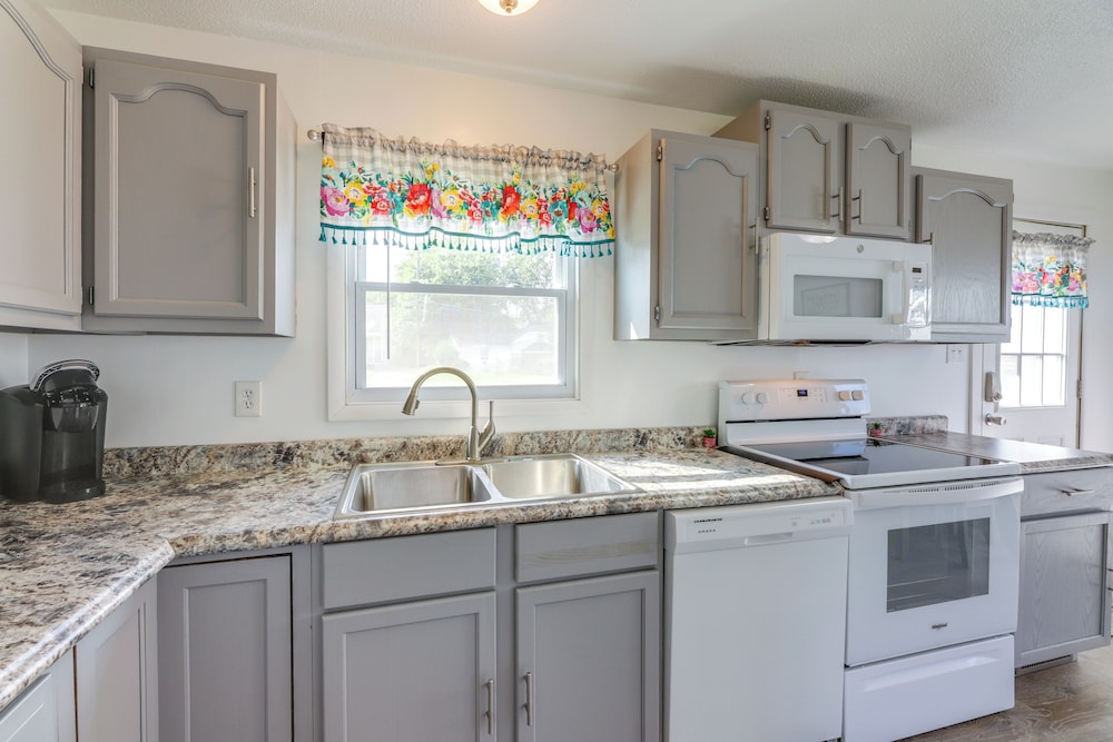 1 Mi to Main Street: Family Home in Williamstown