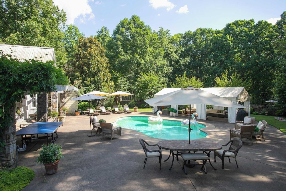35 Acre Villa w/ Pool, Spa, Wine Cellar & Gym + Near Golf Club La Pearla Ranch by Avantstay