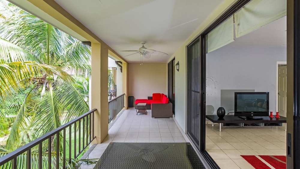 3rd-floor Space with modern decor recently renovated viewing over pool in Coco