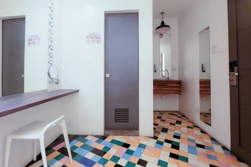 Junction Hostel Poblacion Makati Avenue