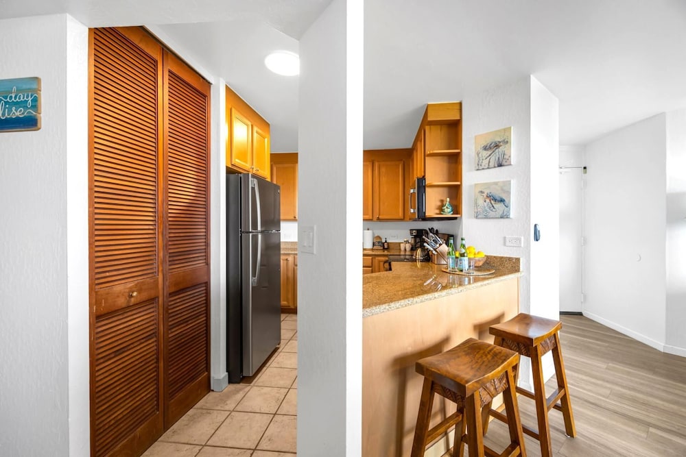 NEW KBM Resorts Free CAR Kaanapali Shores 6th Floor Ocean View Suite Steps to Pool and Beach Ks-616