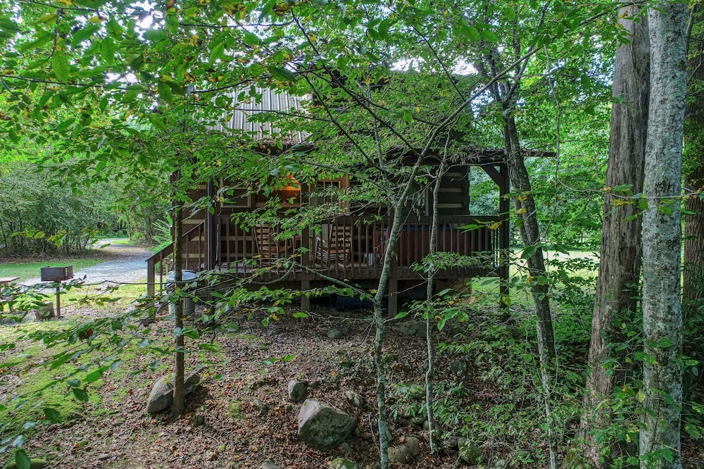 Sweet - 2 Bedrooms, 2 Baths, Sleeps 6 Cabin by RedAwning