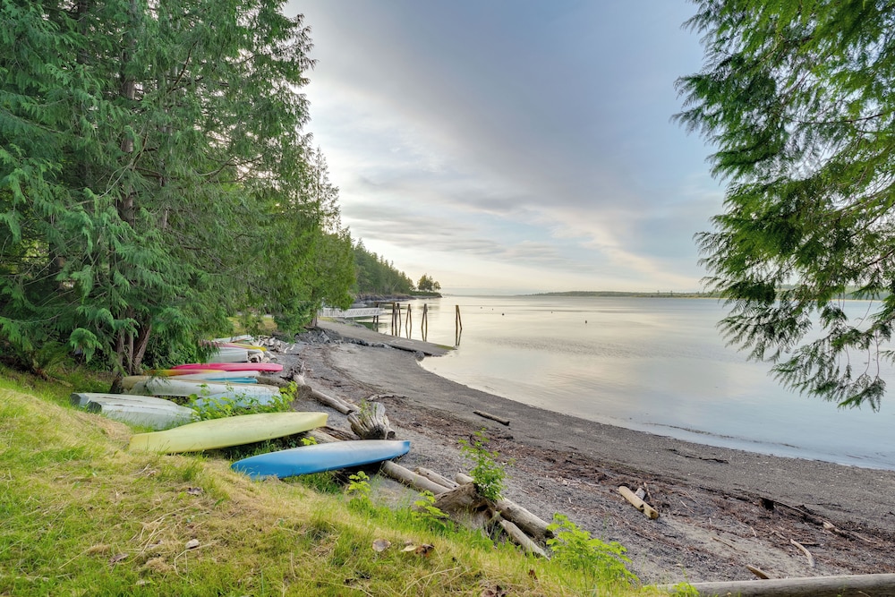 2 Blocks to Puget Sound Beach: Lummi Island Home
