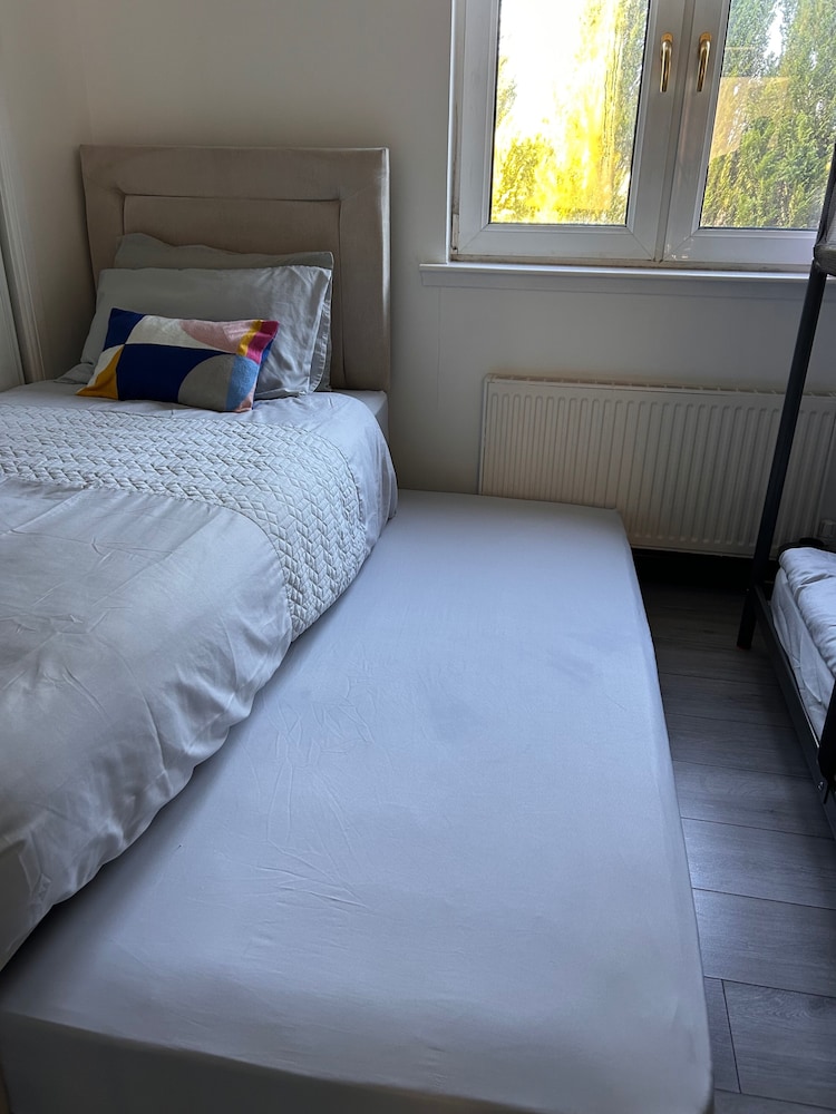 Modern Apartment-sleeps6-parking-seft Check in