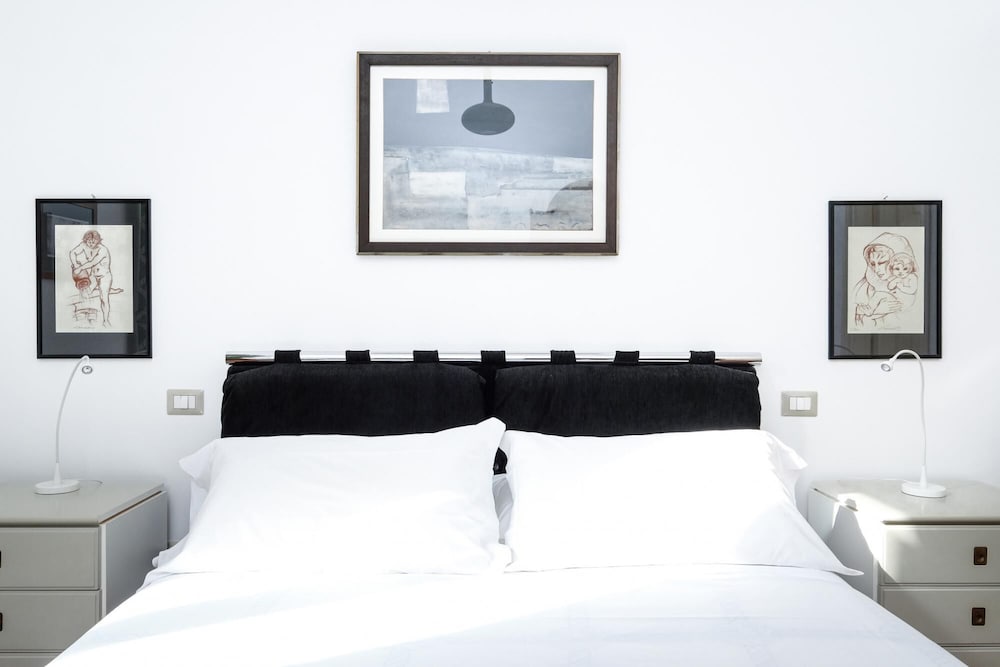 Trastevere Charming Retreat on Cobblestone Street