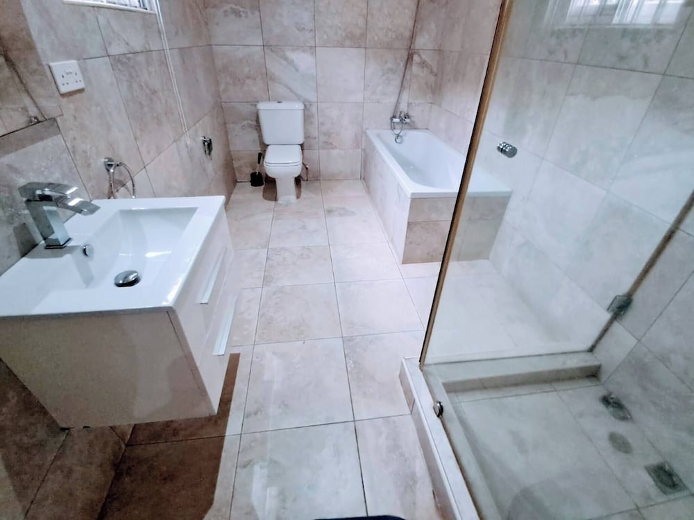 Stylish 3 Bedroom House Near Airport & Marina Mall