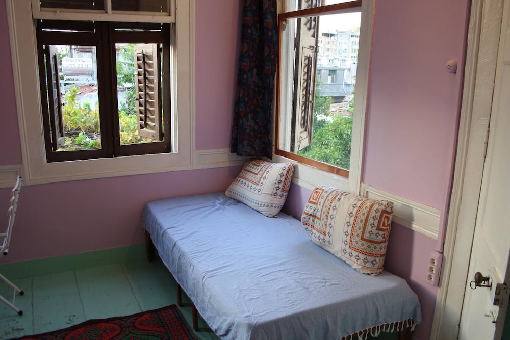 Lotus Garden Hostel - Image 14