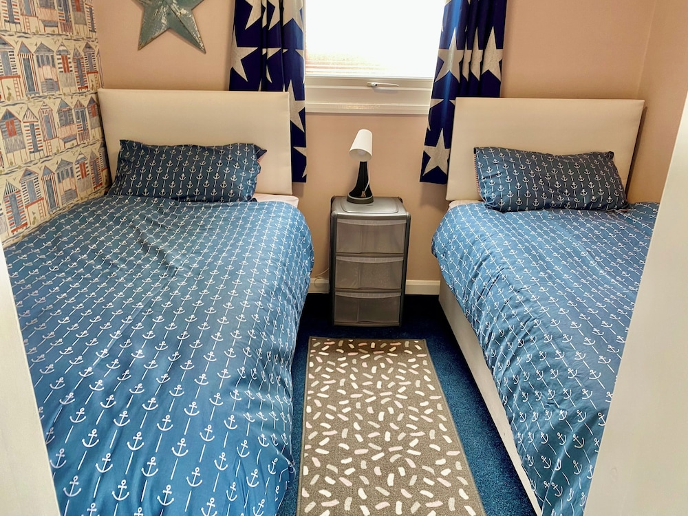 Large 3 bed Chalet -sleeps 6- dog Friendly- Garden