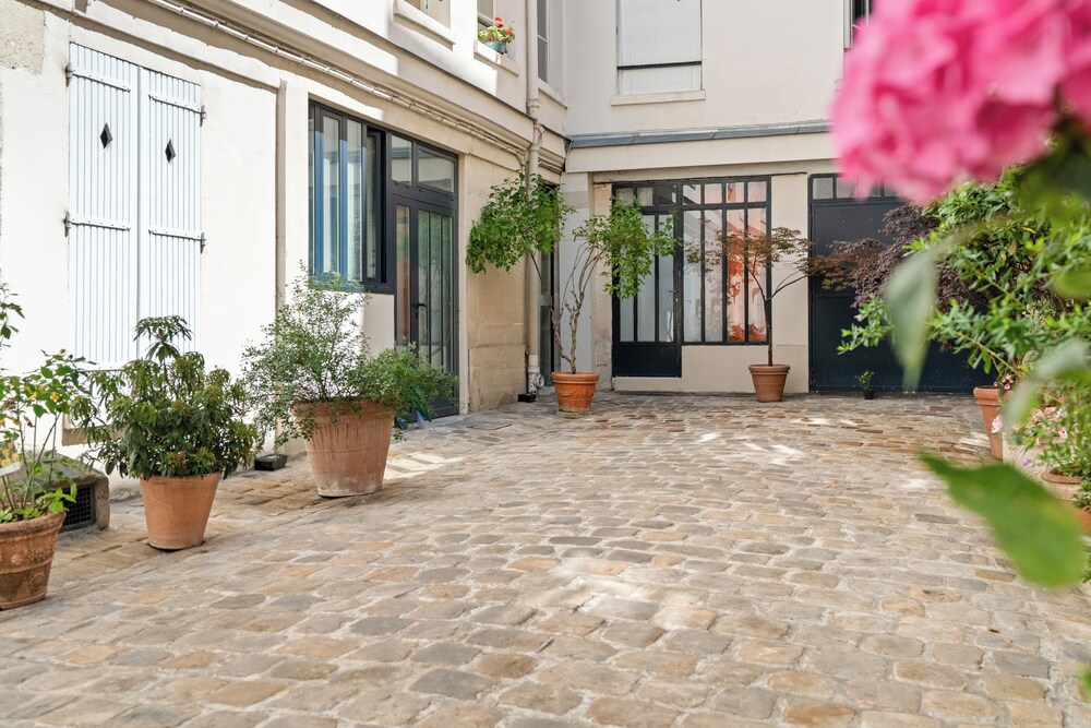 1537 Bourg Tibourg