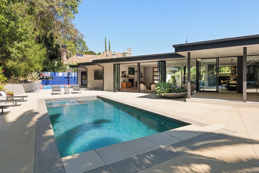 Valea Estate - Secluded Beverly Hills Retreat 1-acre Oasis