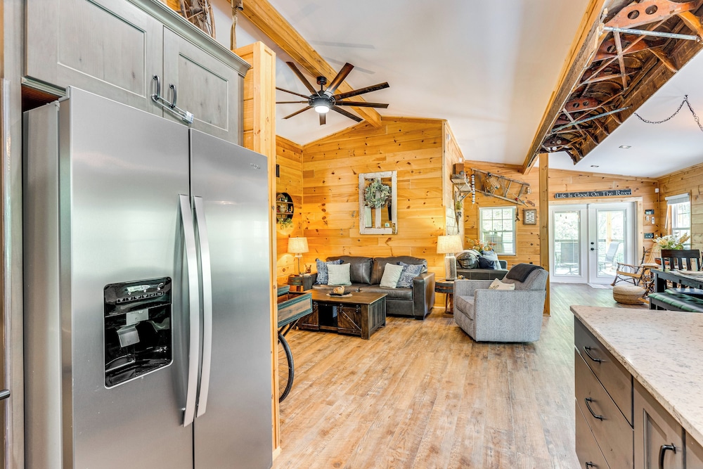 Modern Creek-front Cabin w/ Deck & Views in Murphy