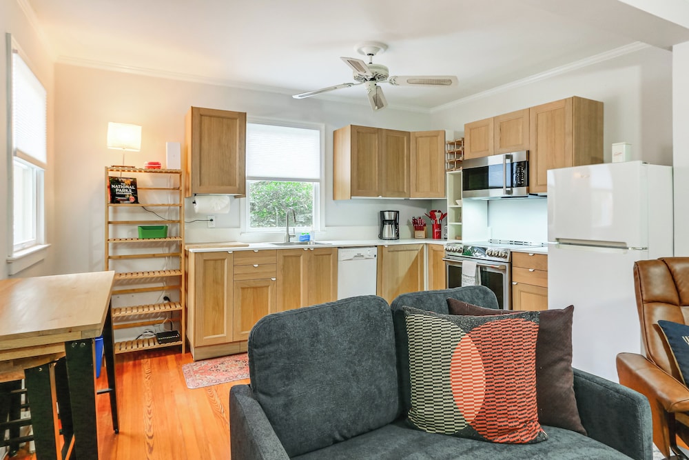 Walk Downtown: Takoma Park Escape w/ Large Yard!
