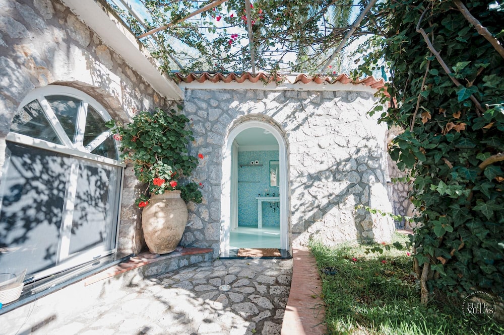 Villa Paradiso in Anacapri view 3