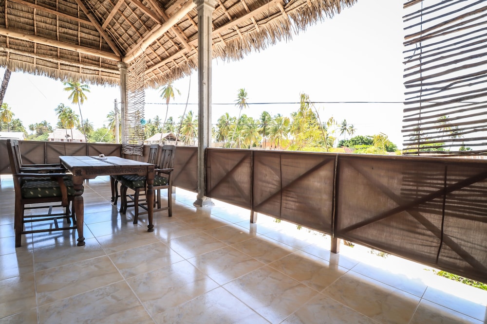 Yellow Card Apartment & Bungalow