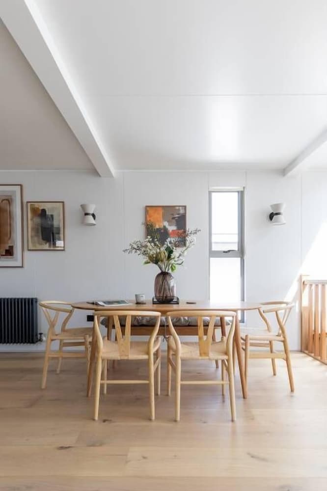Cheyne Walk Houseboat by Onefinestay