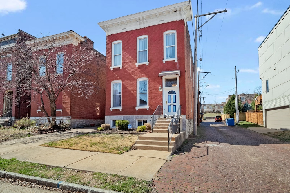 Massive Downtown Area Home... sleeps 14 view 2