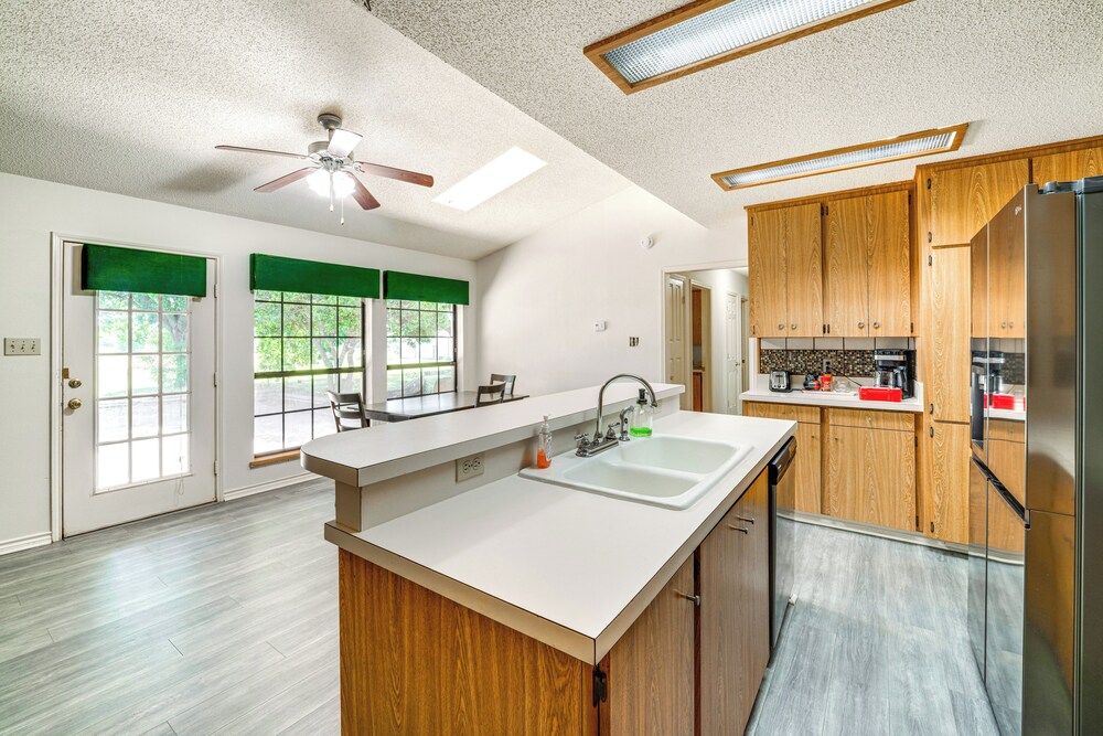 8 Mi to Lewisville Lake: Peaceful Countryside Home