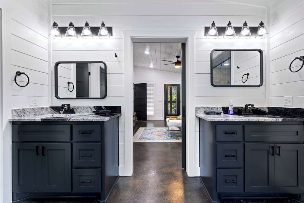 Whispering Retreat Sleeps 4