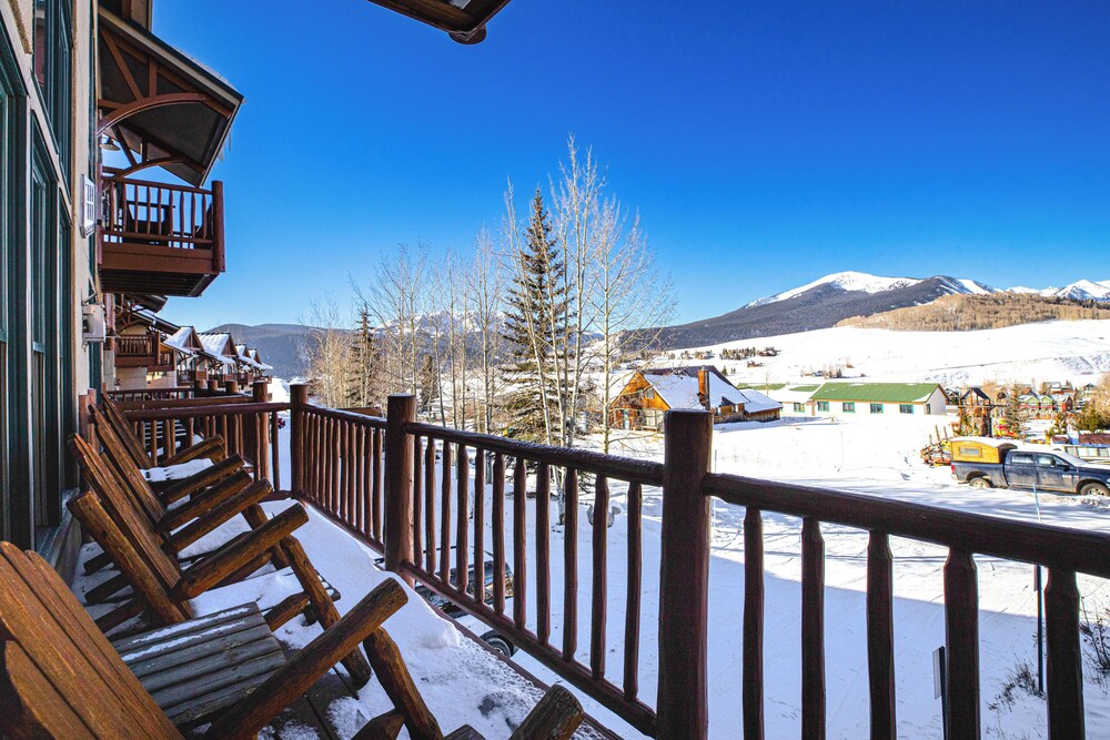 Walk to Lift! Luxe, Updated Cbmr Home w/ Mtn Views
