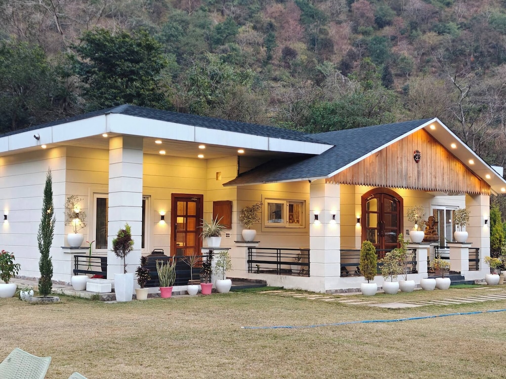 The Paradise - Luxury 3BR Villa Near the Airport in Dehradun