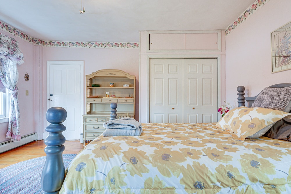 Pet-friendly Franklinville Farmhouse w/ Sunroom! view 3