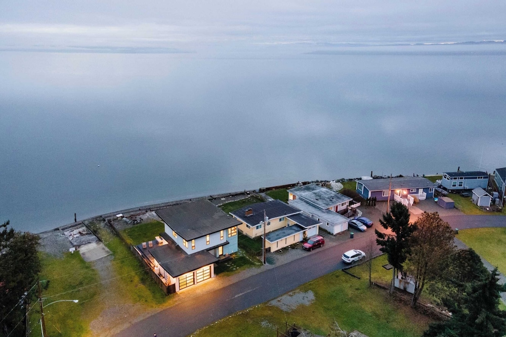 Chic Whidbey Island Waterfront Home w/ Hot Tub, Firepits + Views