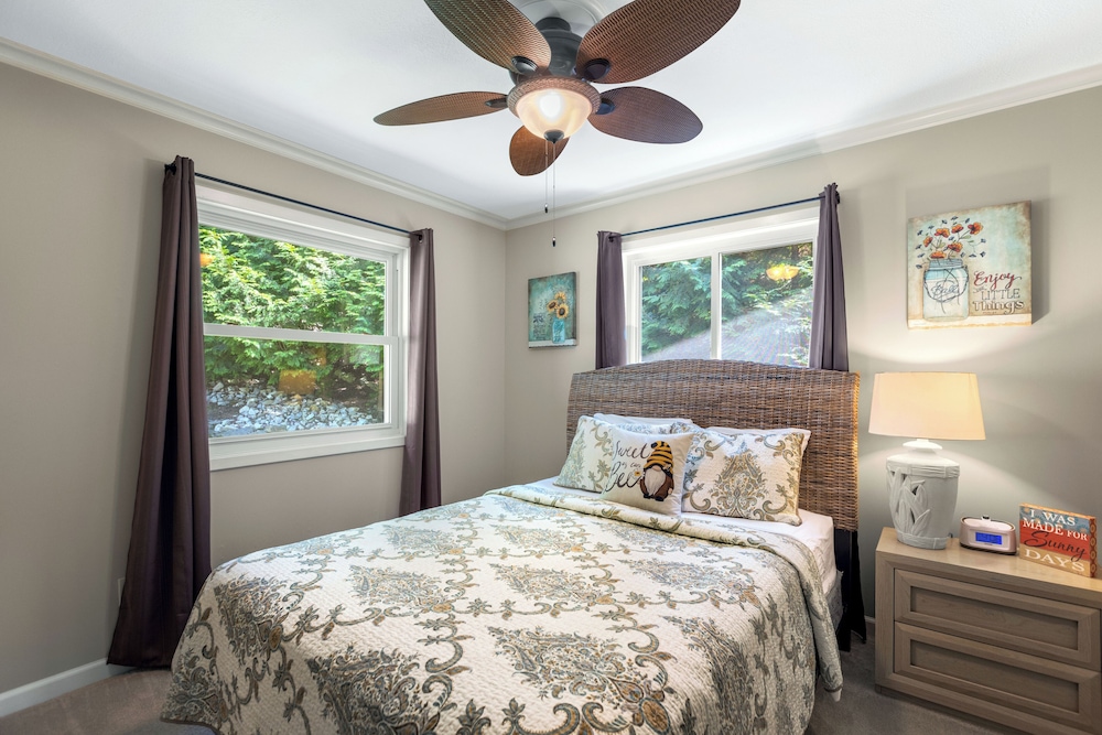 Lakeside Oasis Room for 12!