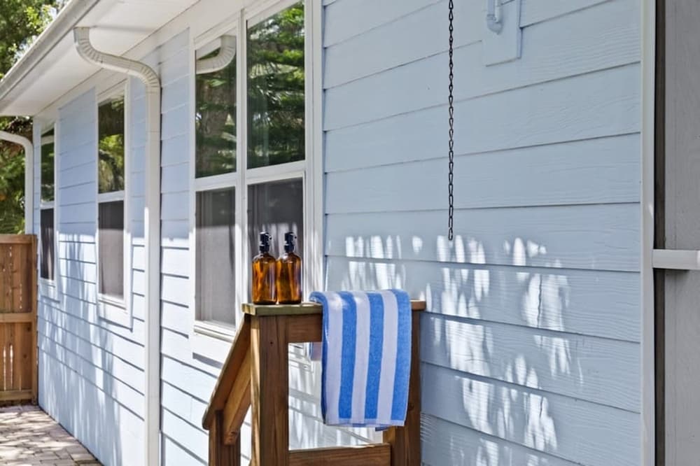 Hidden Grove Hot Tub Deck w Lounge 2 Blocks to the Beach